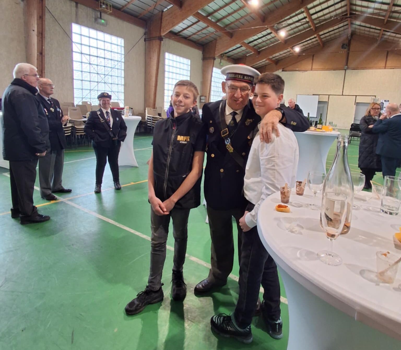 Deux élèves de la MFR de Stenay accompagnés d’un porte-drapeau durant la cérémonie honorant Louis Ponsard, Juste parmi les Nations.
